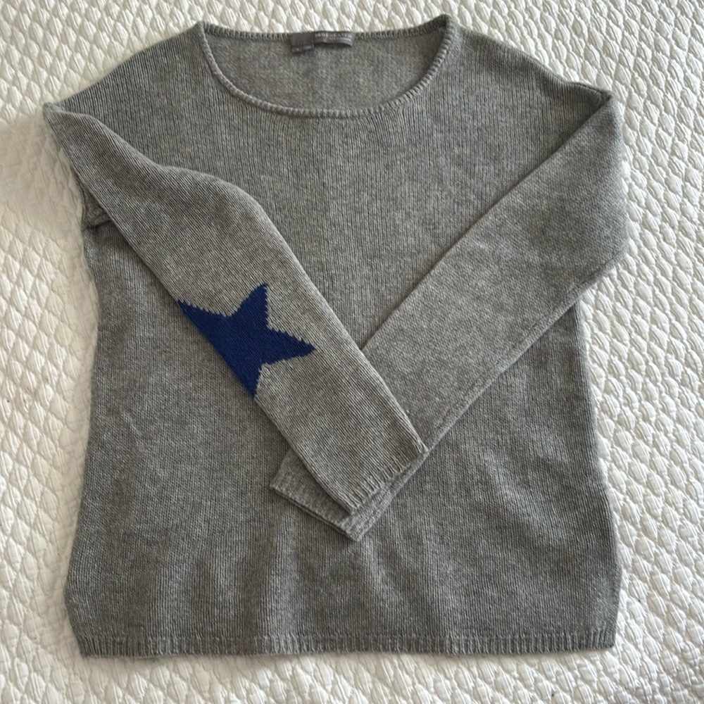 360 sweater Hollywood Star 100% cashmere heathered gray with blue stars in small